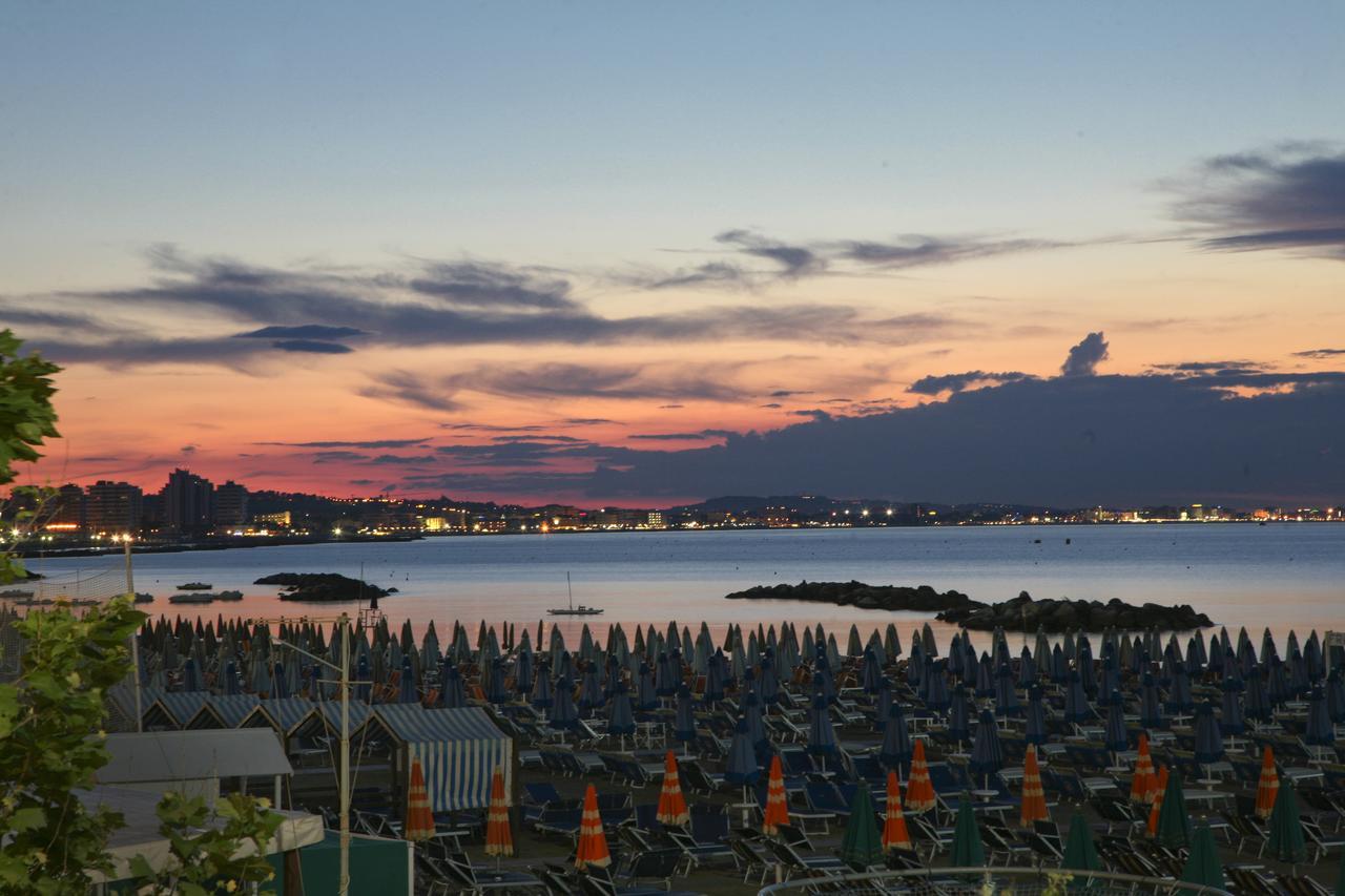 Hotel London Cattolica Exterior foto